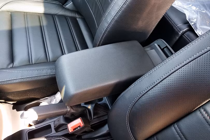 vị trí lái của Ford EcoSport Mới có thêm hộp để đồ trung tâm và hàng ghế sau với thiết kế có đệm nghỉ tay trượt được rất tiện khi lái xe đường dài.