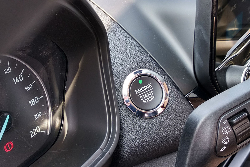 Nút bấm khởi động và tính năng Auto Start Stop – tự động khởi động động cơ trên các phiên bản cao cấp.