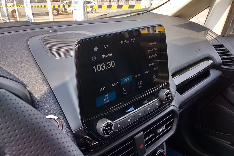 Với SYNC 3 cải tiến tích hợp trong màn hình cảm ứng 8 inch, người lái có thể dùng khẩu lệnh gọi và nói chuyện điện thoại, và điều khiển các tiện nghi giải trí khác trong khi vẫn giữ tay trên vô lăng và tập trung điều khiển xe. SYNC 3 trên Ford Ecosport Mới có thể kết nối GPS với các điện thoại có hệ điều hành hỗ trợ Car Play.