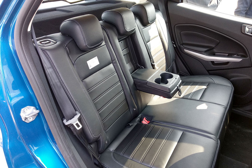 Ghế ngồi phía sau giờ đã được bổ sung thêm bệ tỳ tay được tích hợp thêm 2 vị trí để cốc