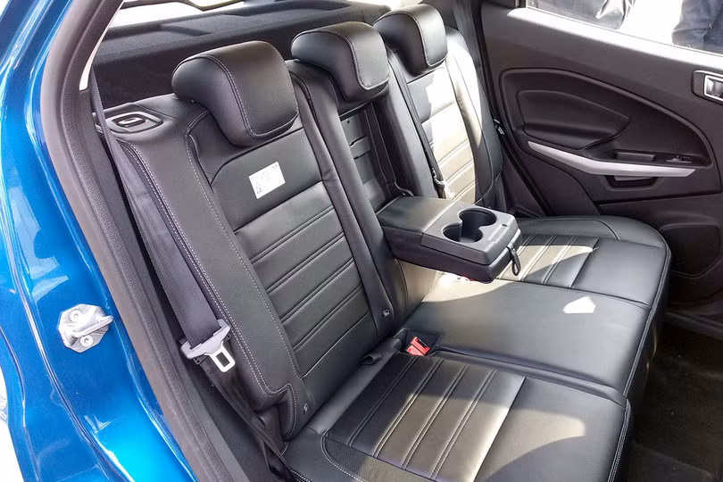 Ghế ngồi phía sau giờ đã được bổ sung thêm bệ tỳ tay được tích hợp thêm 2 vị trí để cốc