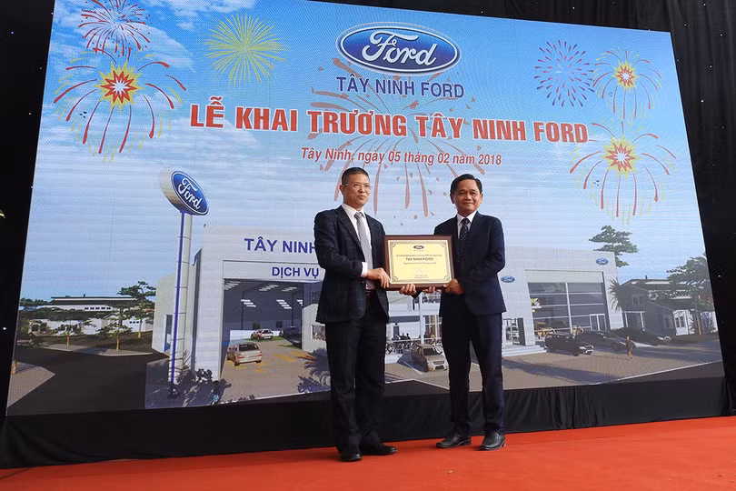 Ông Phạm Văn Dũng - TGĐ Ford Việt Nam trao giấy chứng nhận Tây Ninh Ford trở thành đại lý ủy quyền chính hãng của Ford