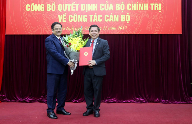 Ông Phạm Minh Chính trao Quyết định bổ nhiệm ông Nguyễn Văn Thể giữ chức Bộ trưởng Bộ GTVT - Ảnh: Bộ GTVT
