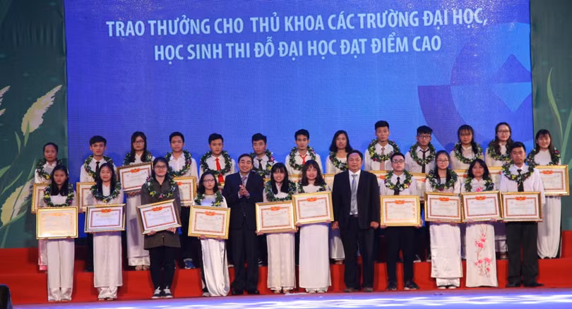 Trao thưởng cho Thủ khoa các trường ĐH, học sinh thi đỗ ĐH đạt điểm cao.