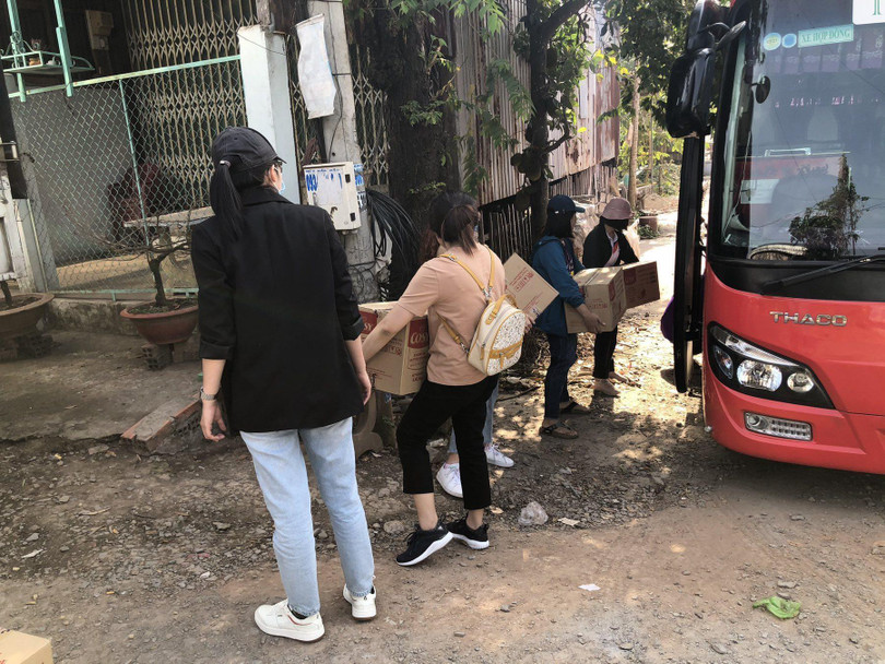 Khi gặp sự cố, những nhân viên văn phòng chính hiệu đã không quản vất vả, bê từng thùng hàng nặng lên xe