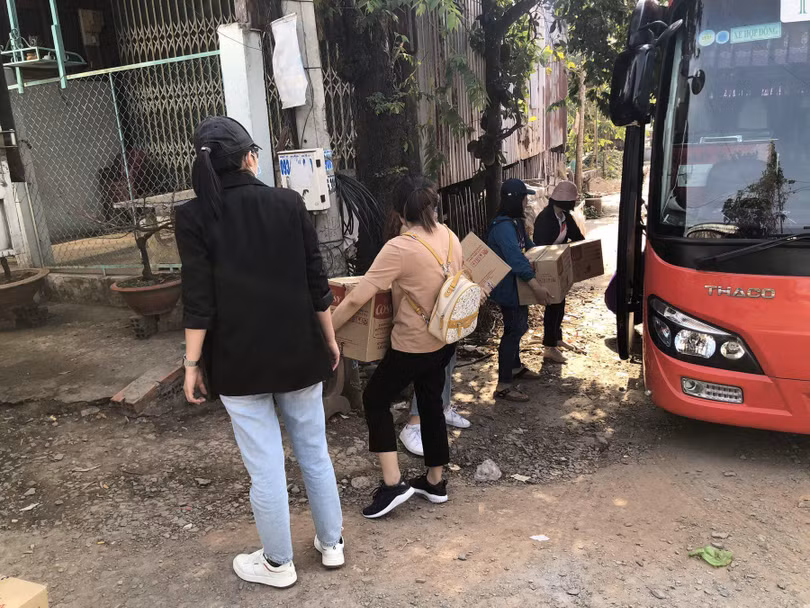 Khi gặp sự cố, những nhân viên văn phòng chính hiệu đã không quản vất vả, bê từng thùng hàng nặng lên xe