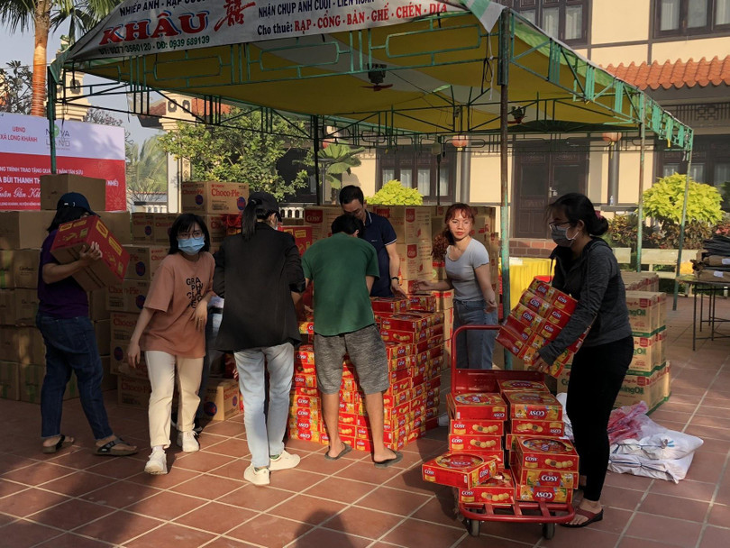 Mỗi người một tay, gần 5 tấn hàng đã được xếp gọn gàng trong 800 túi quà