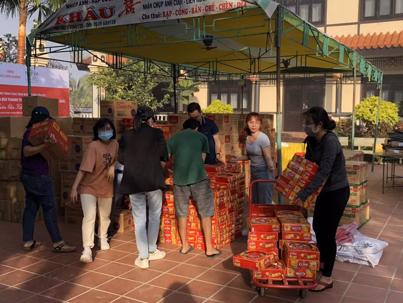 Mỗi người một tay, gần 5 tấn hàng đã được xếp gọn gàng trong 800 túi quà