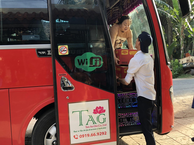 Phối hợp nhịp nhàng để vận chuyển hàng hóa xuống điểm tập kết