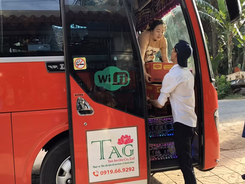 Phối hợp nhịp nhàng để vận chuyển hàng hóa xuống điểm tập kết