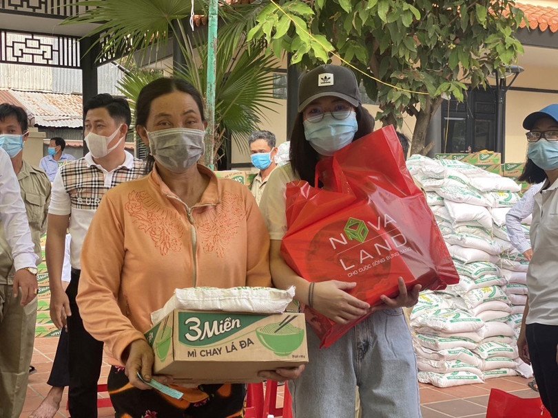 Không để người dân vác nặng, mỗi bạn lại tiếp tục hỗ trợ người dân đưa quà ra xe