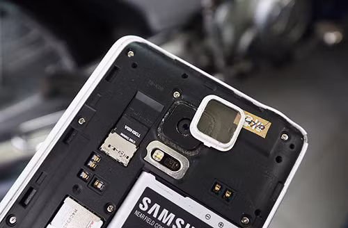 Ngoài ống kính, người chơi có thể can thiệp vào cả phần kính trên smartphone. do-ong-kinh-chup-macro-cho-smartphone-2