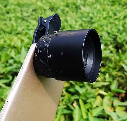 Một mẫu ống kính macro có khả năng xóa phông tốt cho điện thoại. Ảnh: Thanh Phúc. 