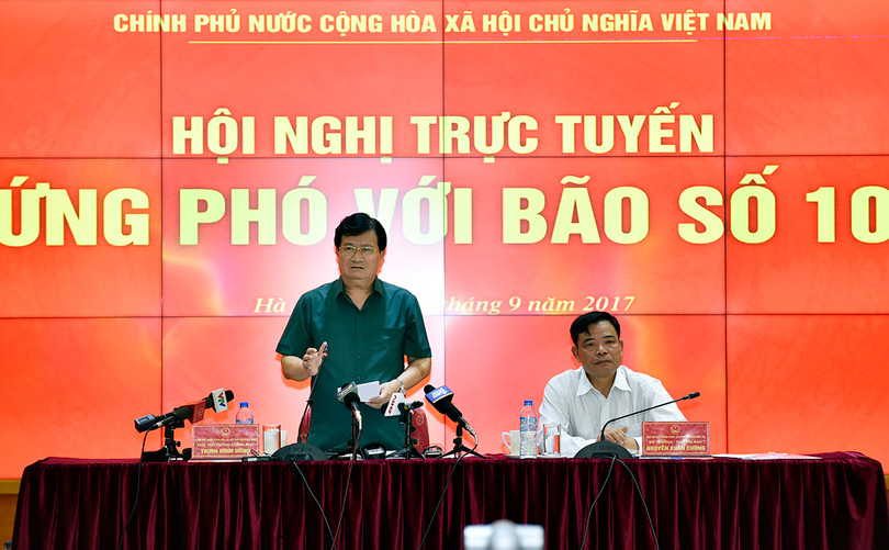 Phó Thủ tướng Trịnh Đình Dũng chủ trì hội nghị trực tuyến về các giải pháp khẩn cấp ứng phó bão số 10.