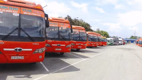 Ngân hàng Xây dựng, trước đây là Ngân hàng Đại Tín, đã cho nhóm công ty Phương Trang vay nhiều hơn gấp đôi vốn tự có của ngân hàng, và hiện vụ kiện tụng giữa hai đơn vị này đang gây thắc mắc cho dư luận. 