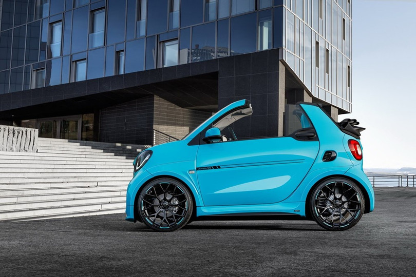 Smart Fortwo Brabus Ultimate 125 là mẫu độ mới nhất gồm 2 phiên bản coupe và mui trần. Bản coupe có mức giá 49.980 euro, tương đương 52.800 USD trong khi bản mui trần có giá bán 52.800 euro, tương đương 55.800 USD.