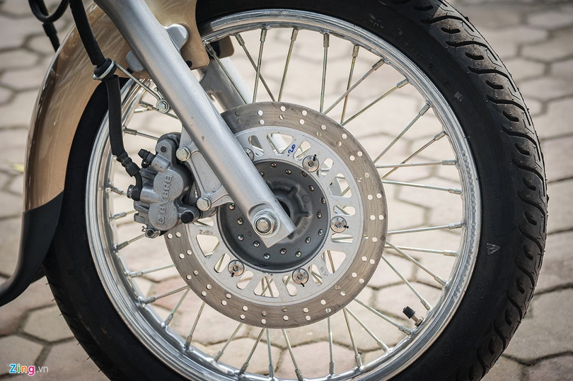 Avenger Cruise sử dụng vành xe nan hoa, đường kính 17 inch phía trước và 15 inch phía sau. Bánh sau kích thước 130/90-15, bánh trước là 90/90-17. Trang bị an toàn phía trước là phanh đĩa đơn, đường kính 260 mm và phanh tang trống phía sau. Avenger Cruise sử dụng vành xe nan hoa, đường kính 17 inch phía trước và 15 inch phía sau. Bánh sau kích thước 130/90-15, bánh trước là 90/90-17. Trang bị an toàn phía trước là phanh đĩa đơn, đường kính 260 mm và phanh tang trống phía sau.