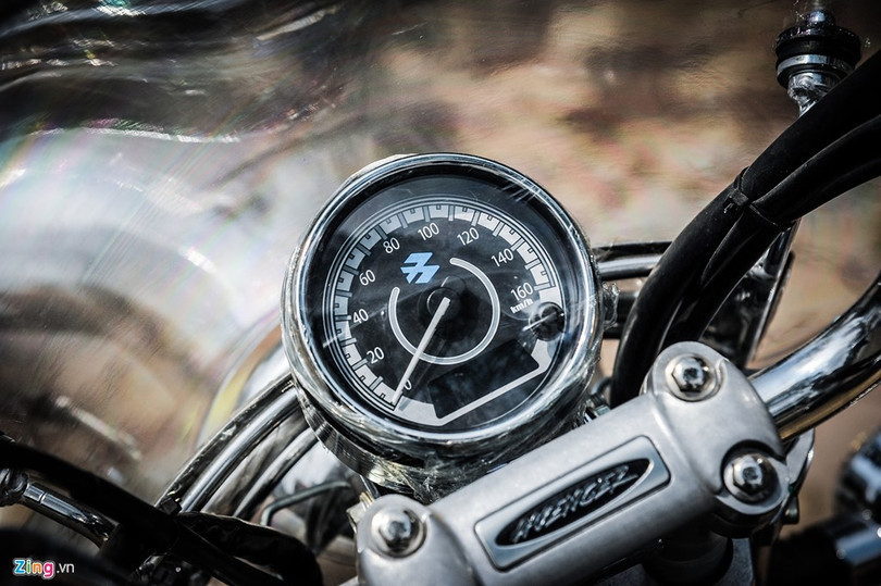 Đầu xe nổi bật với cụm đồng hồ hiển thị kết hợp giữa dạng analog và điện tử, với kiểu dáng tròn cổ điển. Yên xe bọc da, chia 2 tầng và có tựa lưng cho người ngồi phía sau. Đèn pha và đèn xi-nhan tròn phong cách hoài cổ, kính chắn gió lớn. Đầu xe nổi bật với cụm đồng hồ hiển thị kết hợp giữa dạng analog và điện tử, với kiểu dáng tròn cổ điển. Yên xe bọc da, chia 2 tầng và có tựa lưng cho người ngồi phía sau. Đèn pha và đèn xi-nhan tròn phong cách hoài cổ, kính chắn gió lớn.