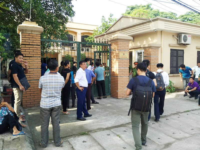 Đông đảo người dân tiếp tục quan tâm Toà xử vụ vi phạm đất đai Đồng Tâm.