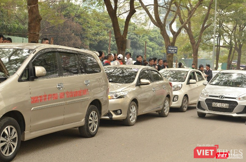 Tài xế Uber, Grab tuần hành đòi giảm chiết khấu: Vì sao nên nỗi? ảnh 1