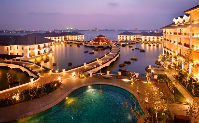 Khách sạn InterContinental Hanoi Westlake được xây dựng hoàn toàn trên mặt nước Hồ Tây thanh bình và được vận hành bởi tập đoàn quản lý khách sạn hàng đầu thế giới InterContinental Hotels Group (IHG).
