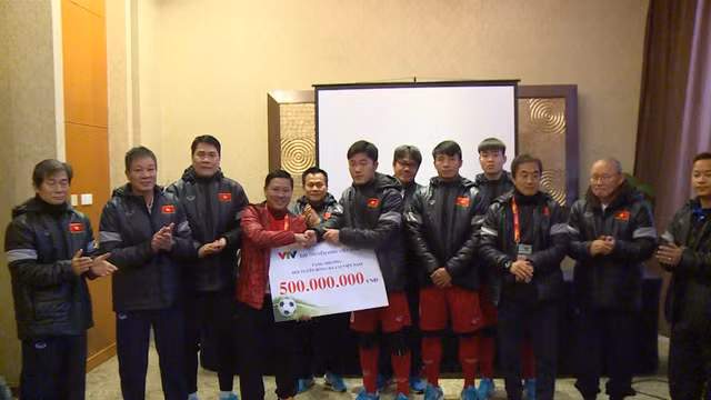 Đài Truyền hình Việt Nam trao thưởng cho ĐT U23 Việt Nam. Nguồn: VTV