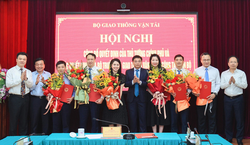 Bộ trưởng GTVT trao quyết định cho các cán bộ được luân chuyển, bổ nhiệm. Ảnh: Tạ Hải.