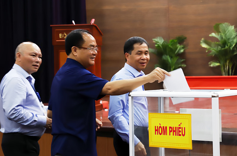 Các đại biểu bỏ phiếu giới thiệu nhân sự. Ảnh: AC