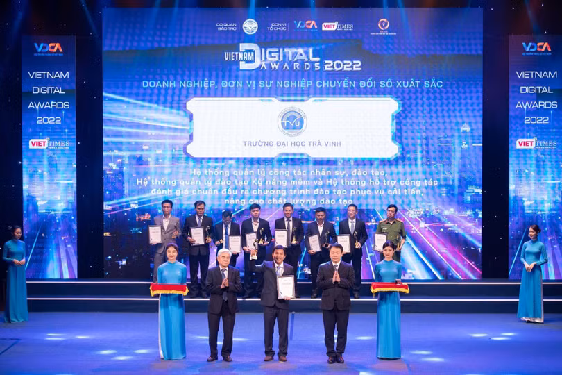 Trường Đại học Trà Vinh nhận giải thưởng Chuyển đổi số Việt Nam 2022