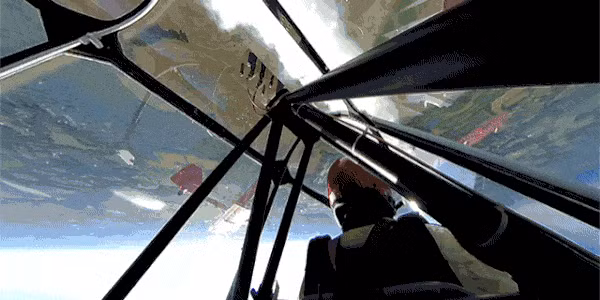 Sẽ ra sao nếu bạn có thể trải nghiệm cảm giác lộn nhào trong máy bay, thậm chí ngược lại hoàn toàn thông qua lăng kính của video 360 độ?