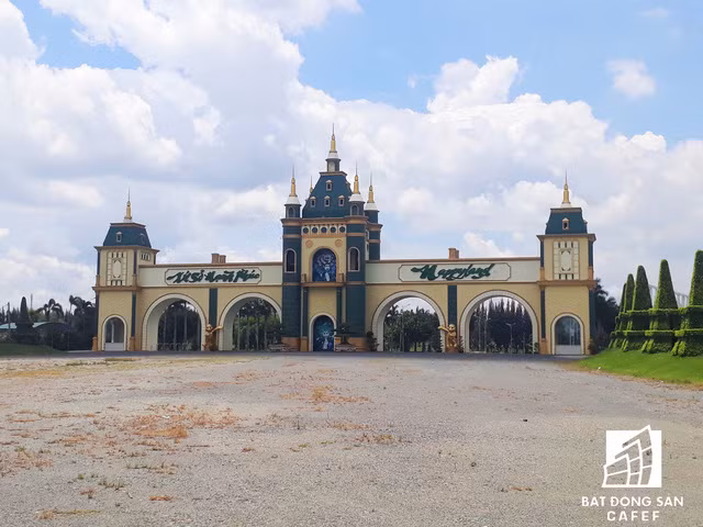  Happyland - xứ sở hạnh phúc có nguy cơ đổ vỡ. 