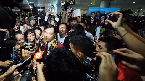 Người hùng Hoàng Xuân Vinh trong sự cuồng nhiệt của người hâm mộ và báo chí