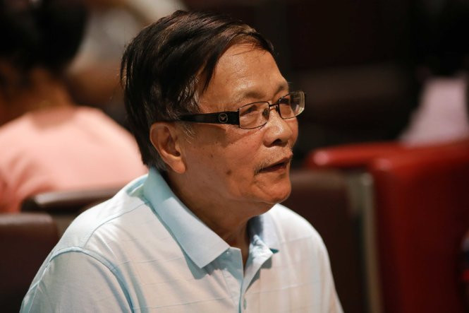 Ông Hoàng Công Quang – bố xạ thủ Hoàng Xuân Vinh có mặt tại sân bay đón con trai. Ảnh: NAM KHÁNH