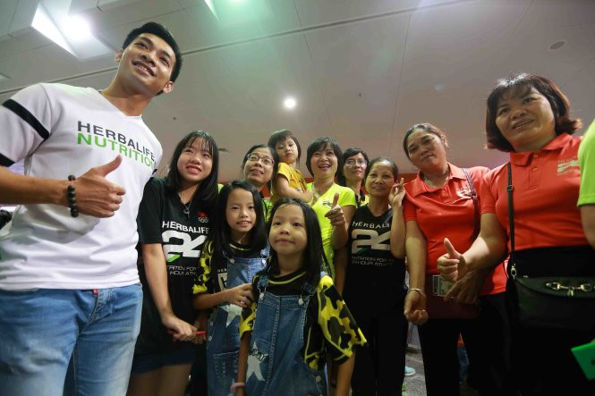 Người hùng Hoàng Xuân Vinh được chào đón cuồng nhiệt ở sân bay ảnh 4