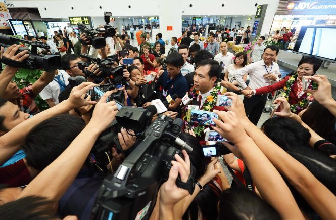 Xạ thủ Hoàng Xuân Vinh trả lời truyền thông tại sân bay Nội Bài. Ảnh: NGUYỄN KHÁNH