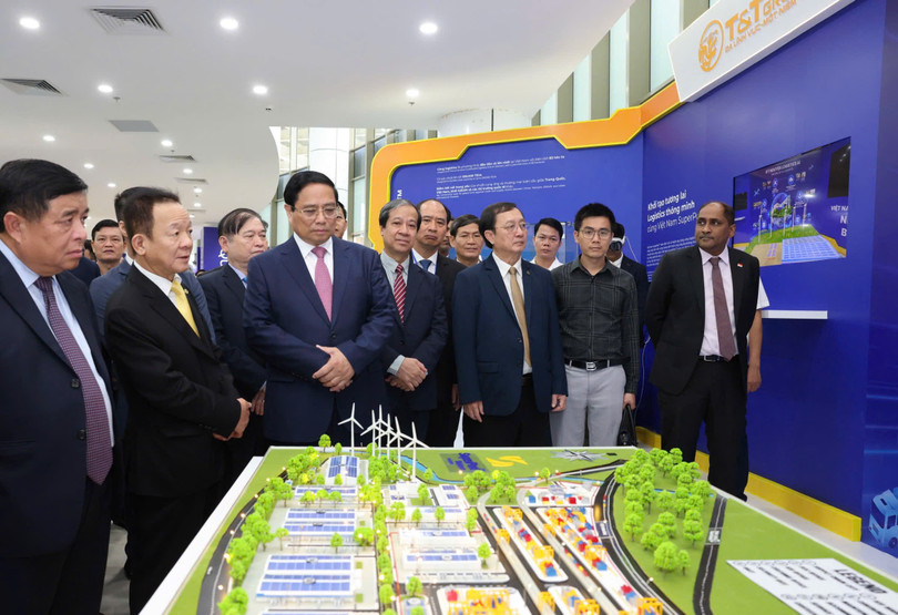 Thủ tướng Chính phủ thăm quan khu vực triển lãm (1).jpg