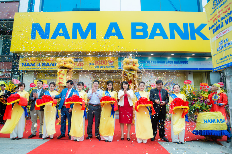 Ban Lãnh đạo cùng các Khách mời cắt băng khai trương trụ sở mới Nam A Bank Giảng Võ.