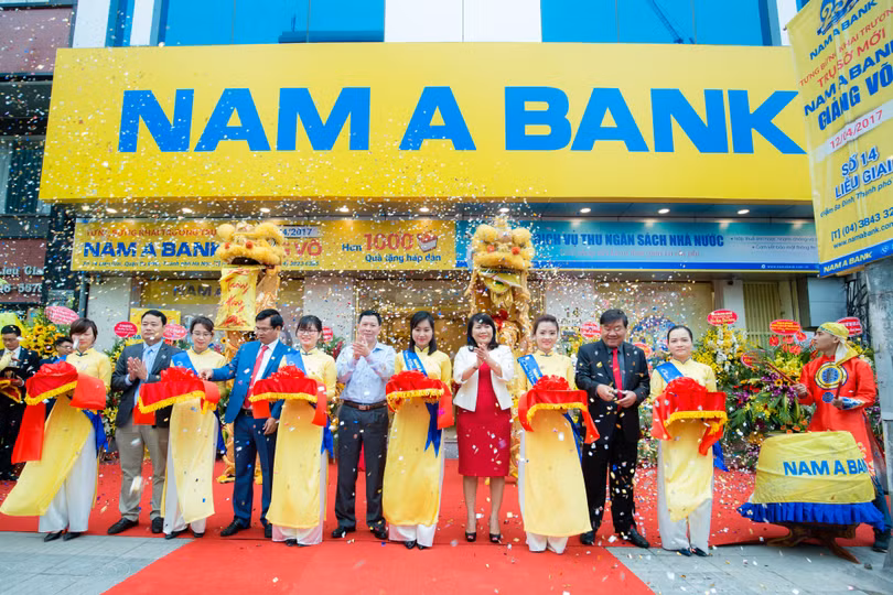 Ban Lãnh đạo cùng các Khách mời cắt băng khai trương trụ sở mới Nam A Bank Giảng Võ.