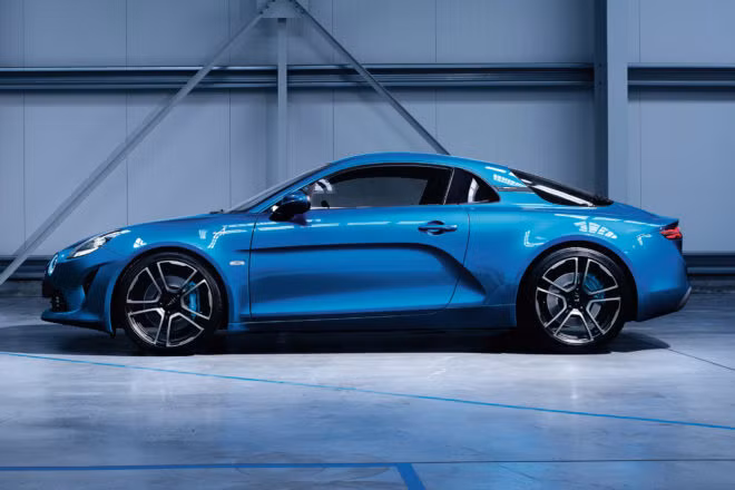 Mẫu xe Alpine A110 là sự cải tiến theo phòng cách hoài cổ của Renault. Trên Alpine A110, chúng ta thấy được nhiều điểm khá giống với mẫu concept Aplpine Vision từng được tung ra trên đường đua Monte Carlo, Pháp năm ngoái.