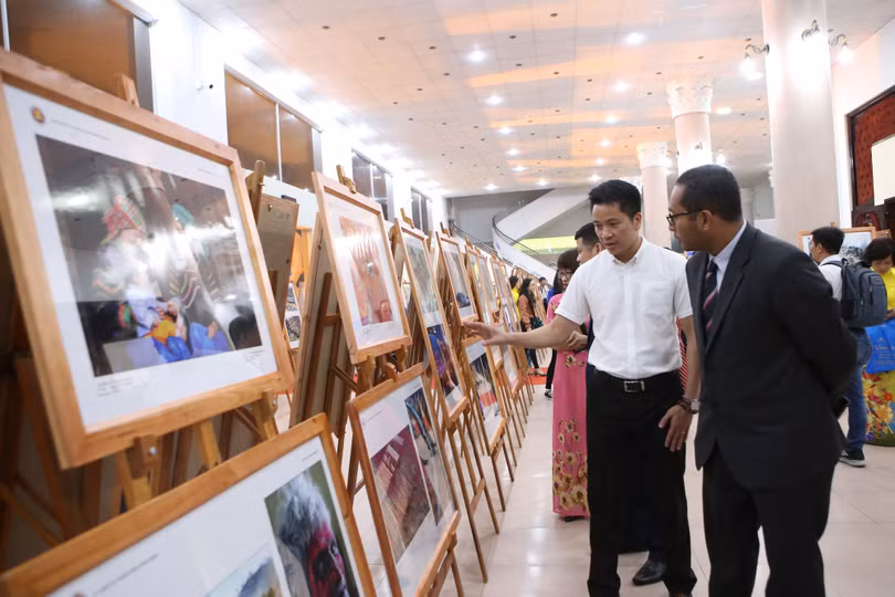 Các tác phẩm trưng bày tại Triển lãm không chỉ có chất lượng nghệ thuật cao mà còn chuyển tải những thông tin phong phú, đa chiều về cộng đồng ASEAN