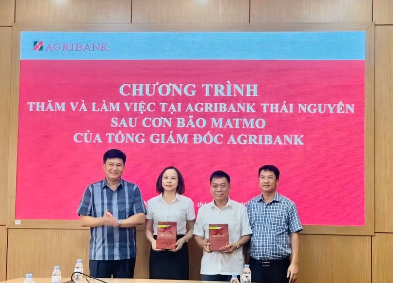 Điểm tựa vững chắc giúp khách hàng vực dậy sản xuất