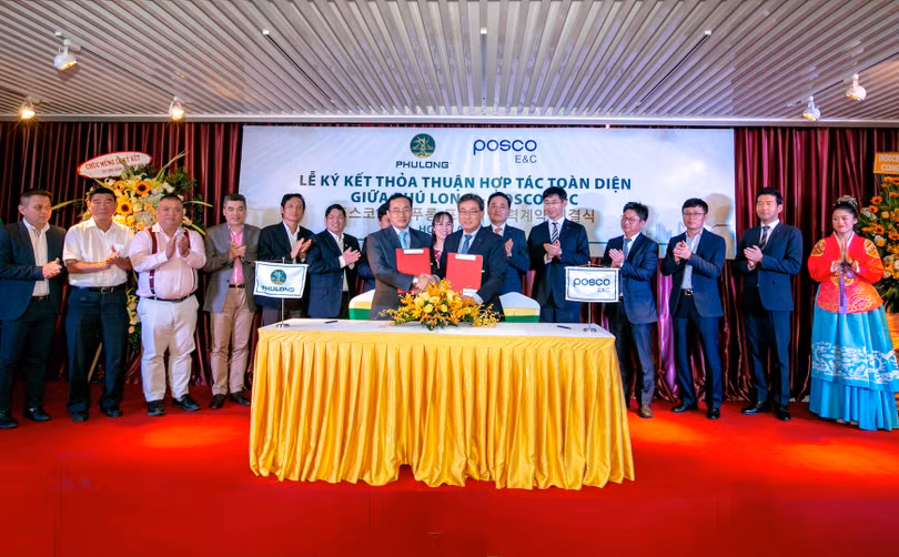 Ông Phùng Chu Cường – TGĐ công ty Phú Long và Ông Lee Young Hoon – Chủ tịch kiêm TGĐ Tập đoàn Posco E&C trao Thỏa thuận hợp tác toàn diện.