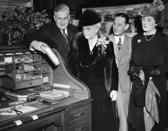 Để hiểu các thiên tài Elon Musk, Edison và Zuckerberg, hãy nhìn bàn làm việc của họ ảnh 3