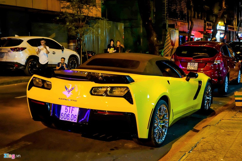 Siêu xe Chevrolet Corvette Z06 Roadster sử dụng động cơ V8, dung tích 6.2 lít, công suất 650 mã lực, mô-men xoắn 881 Nm, hộp số 8 tốc độ.Đây là phiên bản hiệu suất cao của dòng xe cơ bắp nổi tiếng nước Mỹ.