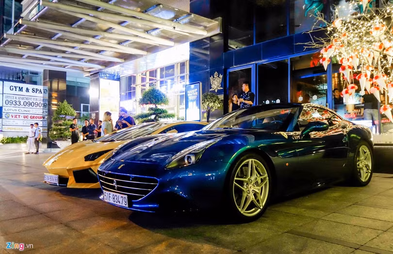 Lamborghini Aventador đọ dáng cùng Ferrari California T.