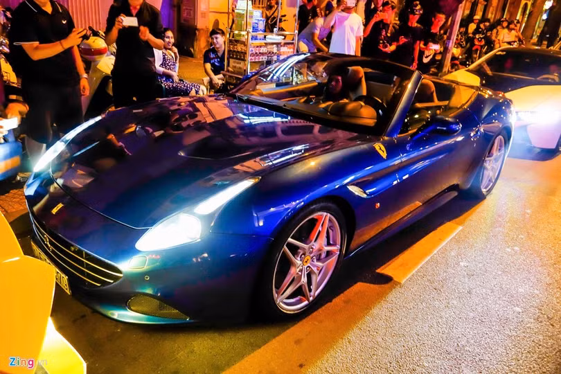 Xuất hiện trong dàn xe là chiếcFerrari California T hàng hiếm tại Việt Nam. Tại Mỹ, mẫu xe này có giá khoảng 206.000 USD, tuy nhiên tại Việt Nam, siêu xe này được bán giá đắt gấp 3 lần.