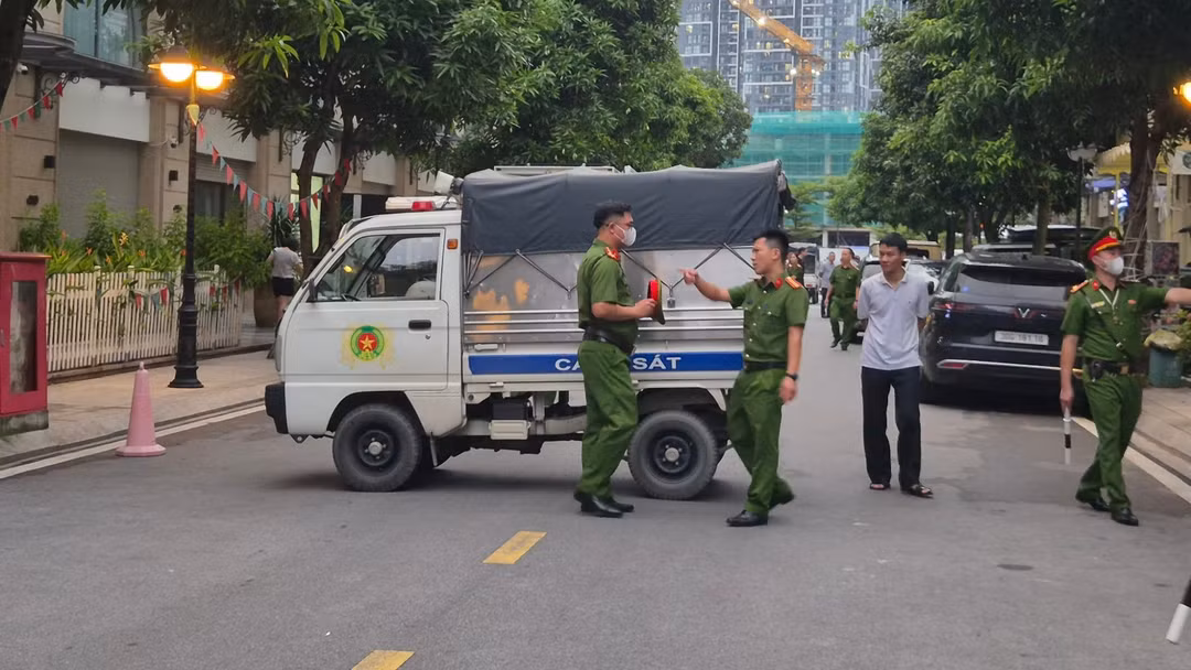Cảnh sát xuất hiện ở nhà Huấn "Hoa Hồng). Ảnh: L.V.