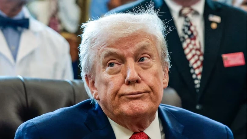 Tổng thống Mỹ Donald Trump theo dõi lế ký sắc lệnh hành pháp mới tại Phòng Bầu dục ở Nhà Trắng tại Washington, D.C., Mỹ, ngày 18/12. Ảnh: Reuters.