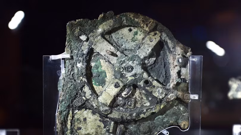 Cỗ máy Antikythera có niên đại 2.000 năm được giới khoa học giải mã. Ảnh: Getty.
