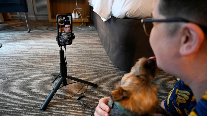 Người có sức ảnh hưởng trên mạng xã hội (Influencer) Vitus "V" Spehar quay một video dành cho hàng triệu người theo dõi. Ảnh: Reuters.